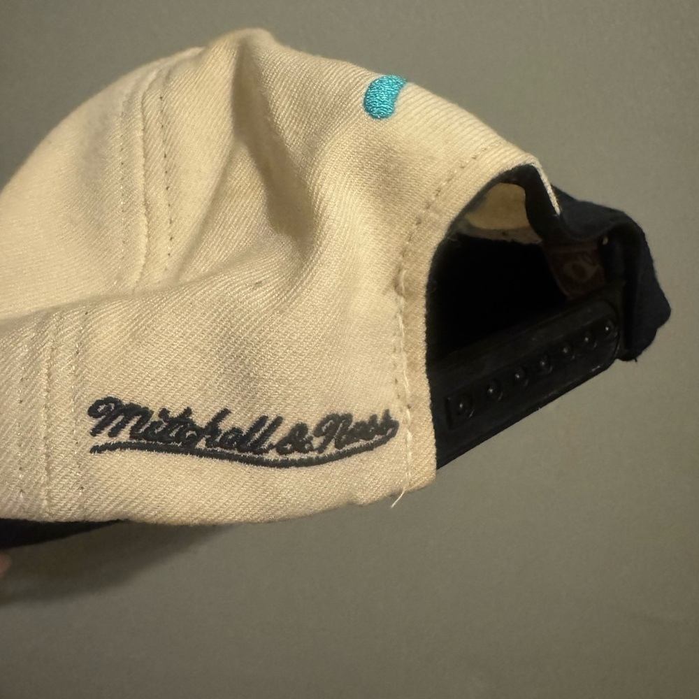 Mitchell & Ness Gray and Black snapback - Picture 4 of 6